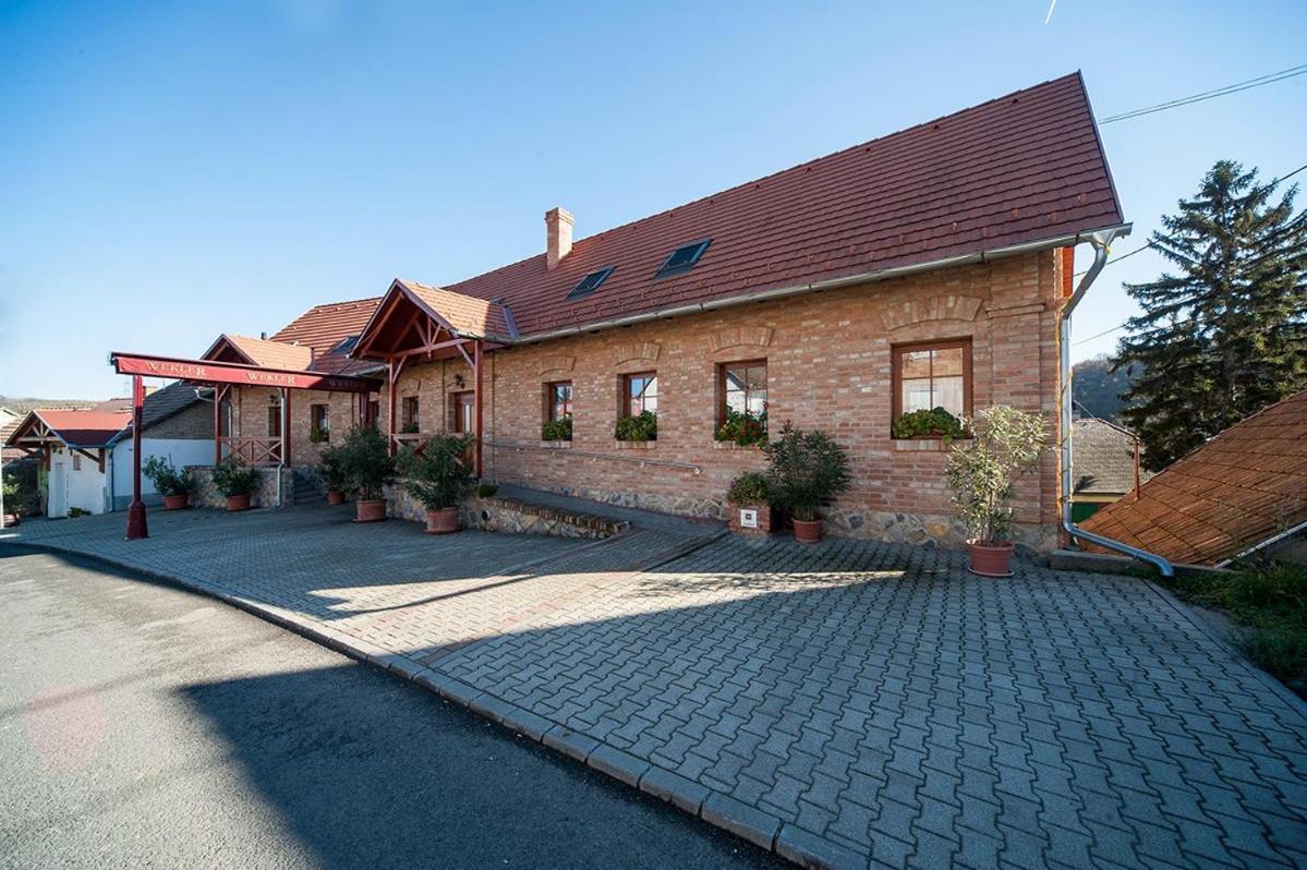 Hotel Wekler Családi Pincészet és Panzió à Mecseknádasd Extérieur photo